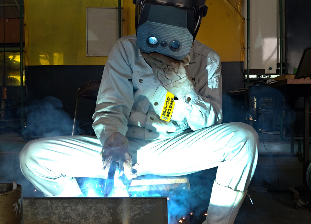 welder-operating-with-3d-welding-helmet